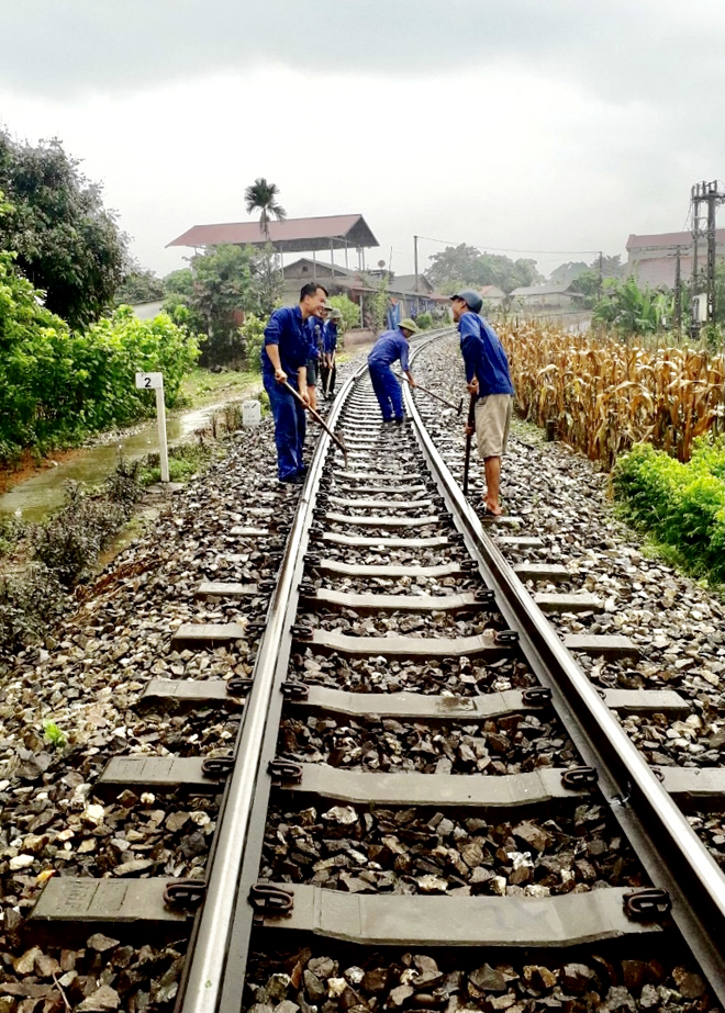 Công nhân Công ty cổ phần Đường sắt Yên Lào duy tu, bảo dưỡng đường sắt đoạn qua địa bàn huyện Văn Yên.